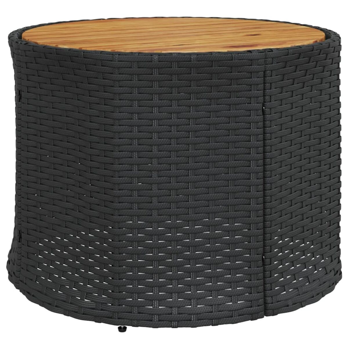 Un tavolino laterale in rattan nero intrecciato con un piano in legno.