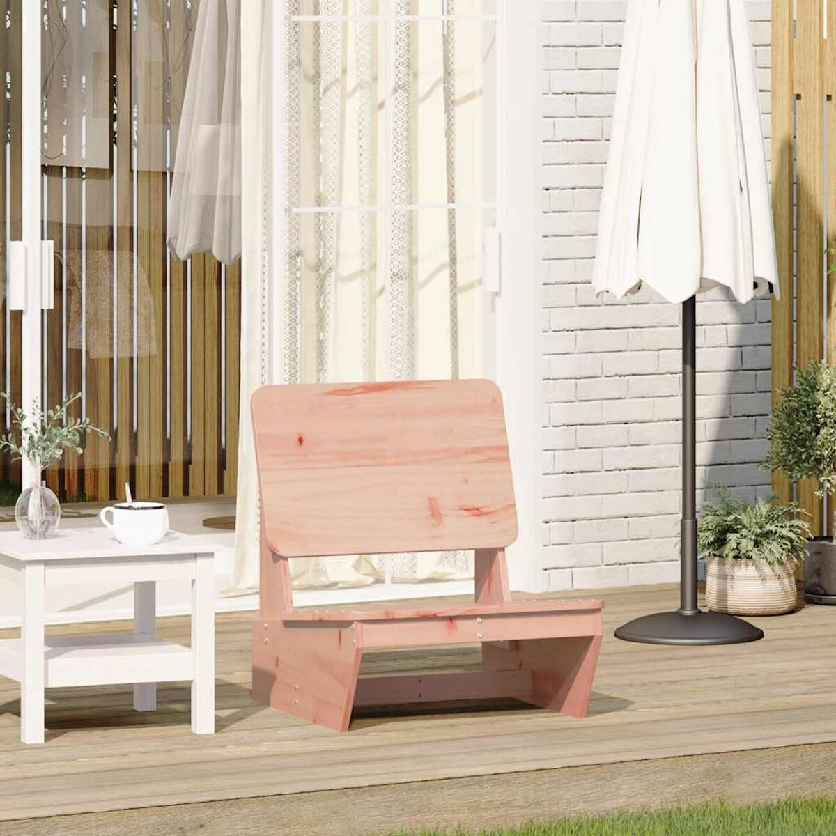 Holzstuhl auf einem Deck mit einem weißen Tisch und Zubehör.