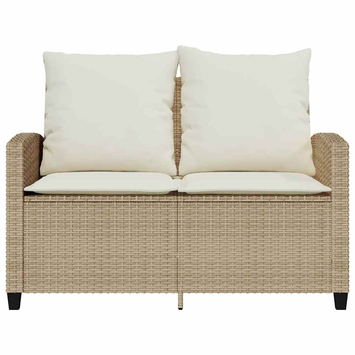 Divano a due posti in vimini beige con due cuscini color crema. Gambe nere. Sfondo bianco.