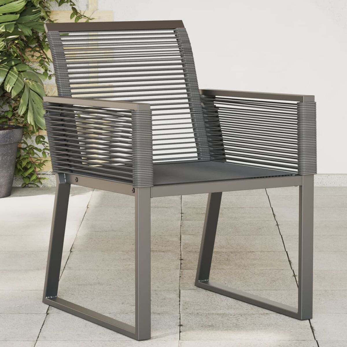 Ein moderner Outdoor-Stuhl mit grauem Rahmen und Sitzfläche aus geflochtenem Kordel.