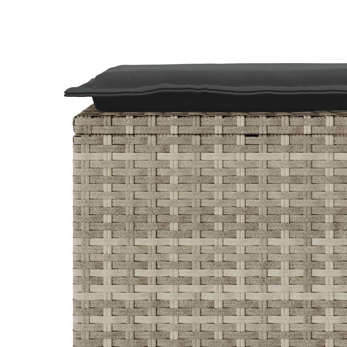 Primo piano di un contenitore in vimini con cuscino grigio scuro sopra.