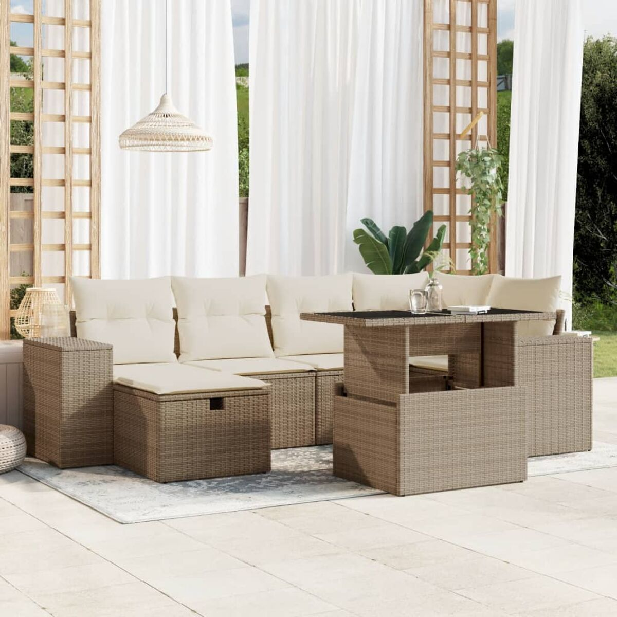 Terrassenset mit hellbraunem Rattan-Ecksofa. Tisch mit schwarzer Platte. Weiße Vorhänge im Hintergrund.