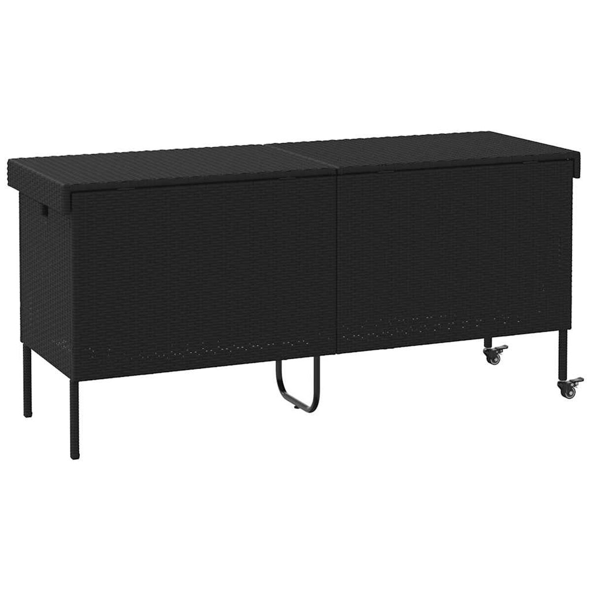 Schwarze Truhe aus Korbgeflecht mit Rädern. Lange und rechteckige Form.