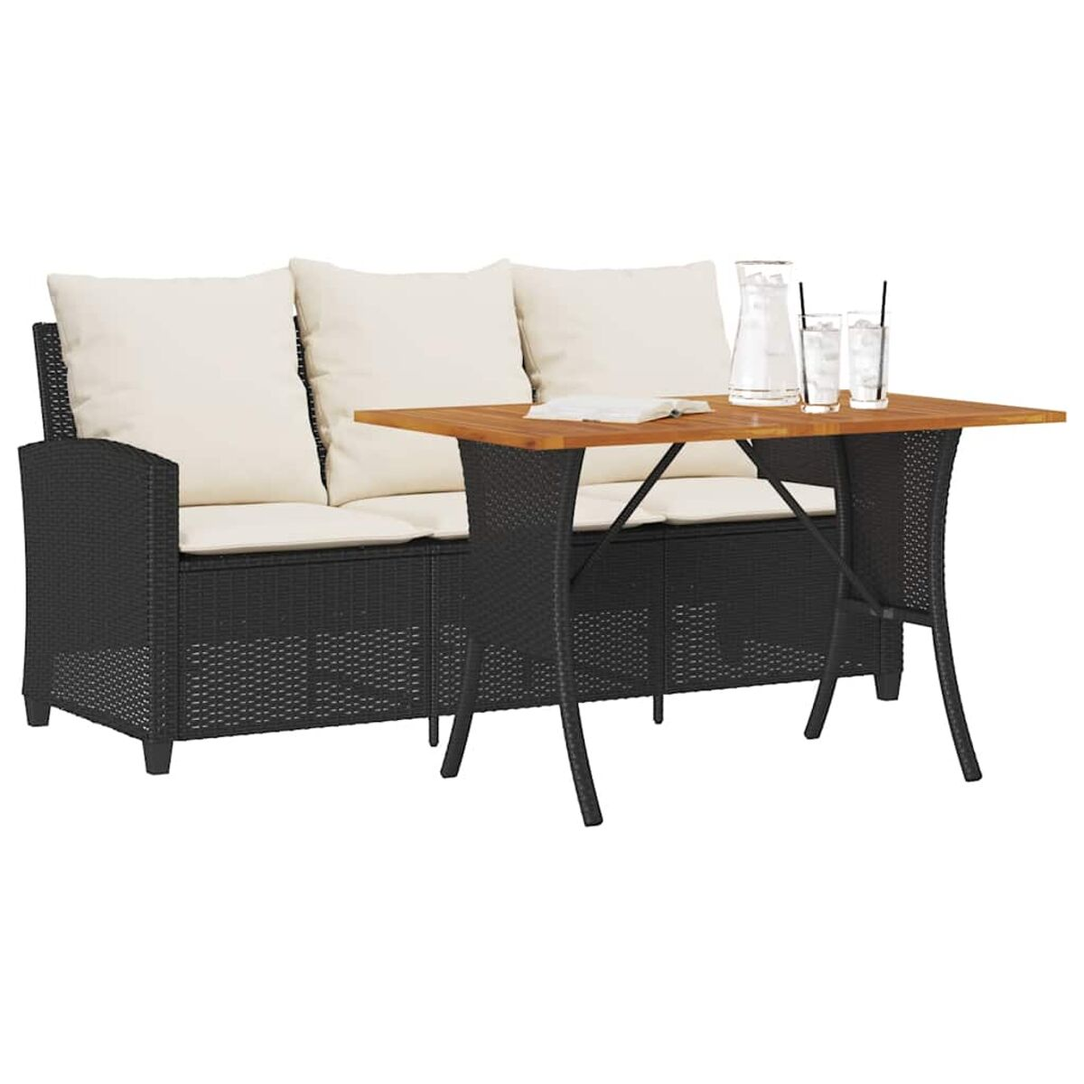 Ein schwarzes Korbmöbel-Sofa und ein Tisch mit Gläsern, mit weißen Kissen und einer Holzplatte.