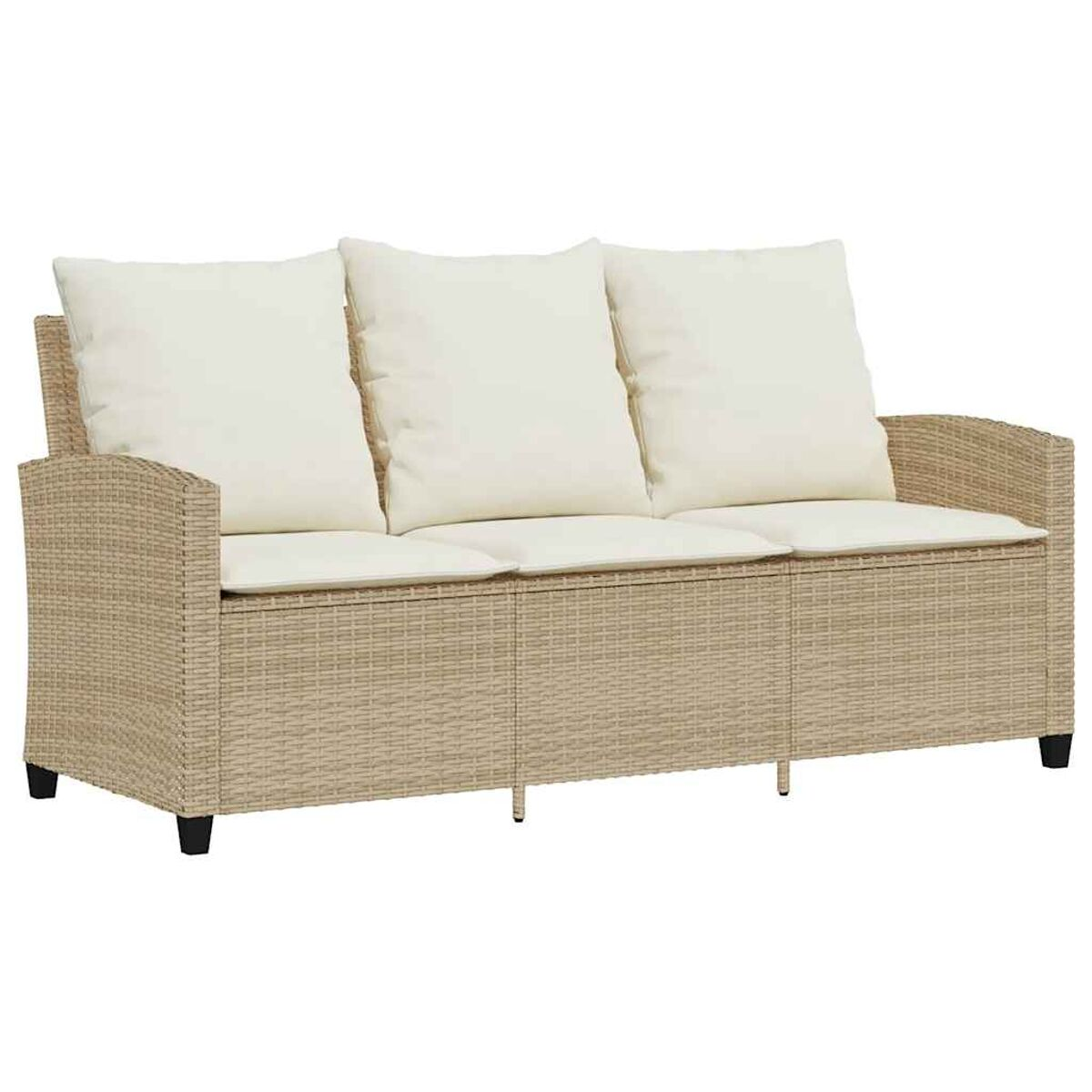 Divano beige intrecciato con tre cuscini bianchi e piedini neri.