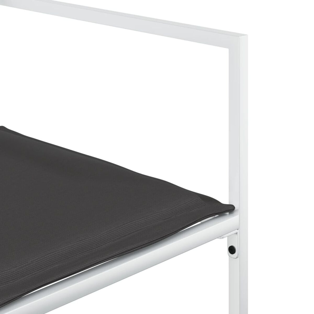 Nahaufnahme eines weißen Metallrahmens mit schwarzem Stoff. Ein minimalistisches und modernes Design.