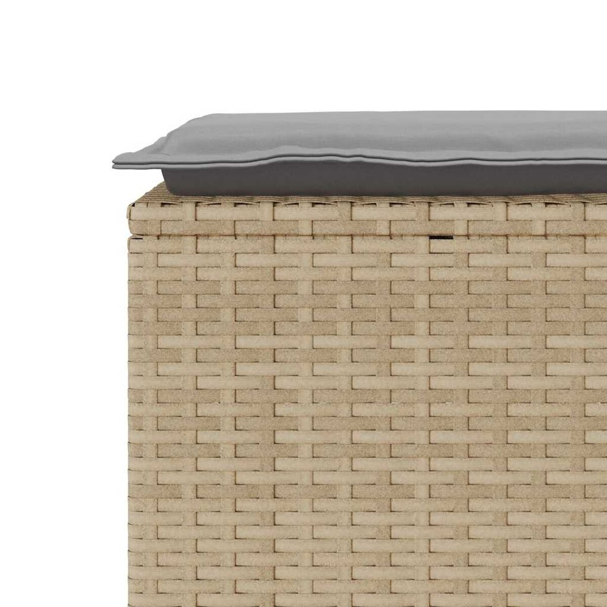 Primo piano di vimini beige con cuscino grigio. Il vimini è intrecciato, il cuscino piatto.