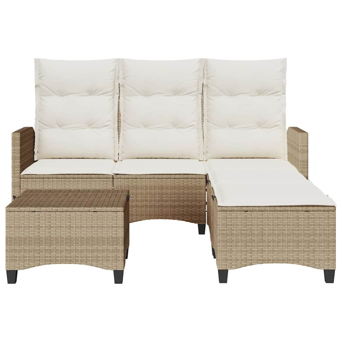 Divano in rattan beige con cuscini bianchi. Tavolino quadrato a sinistra. Sfondo bianco.