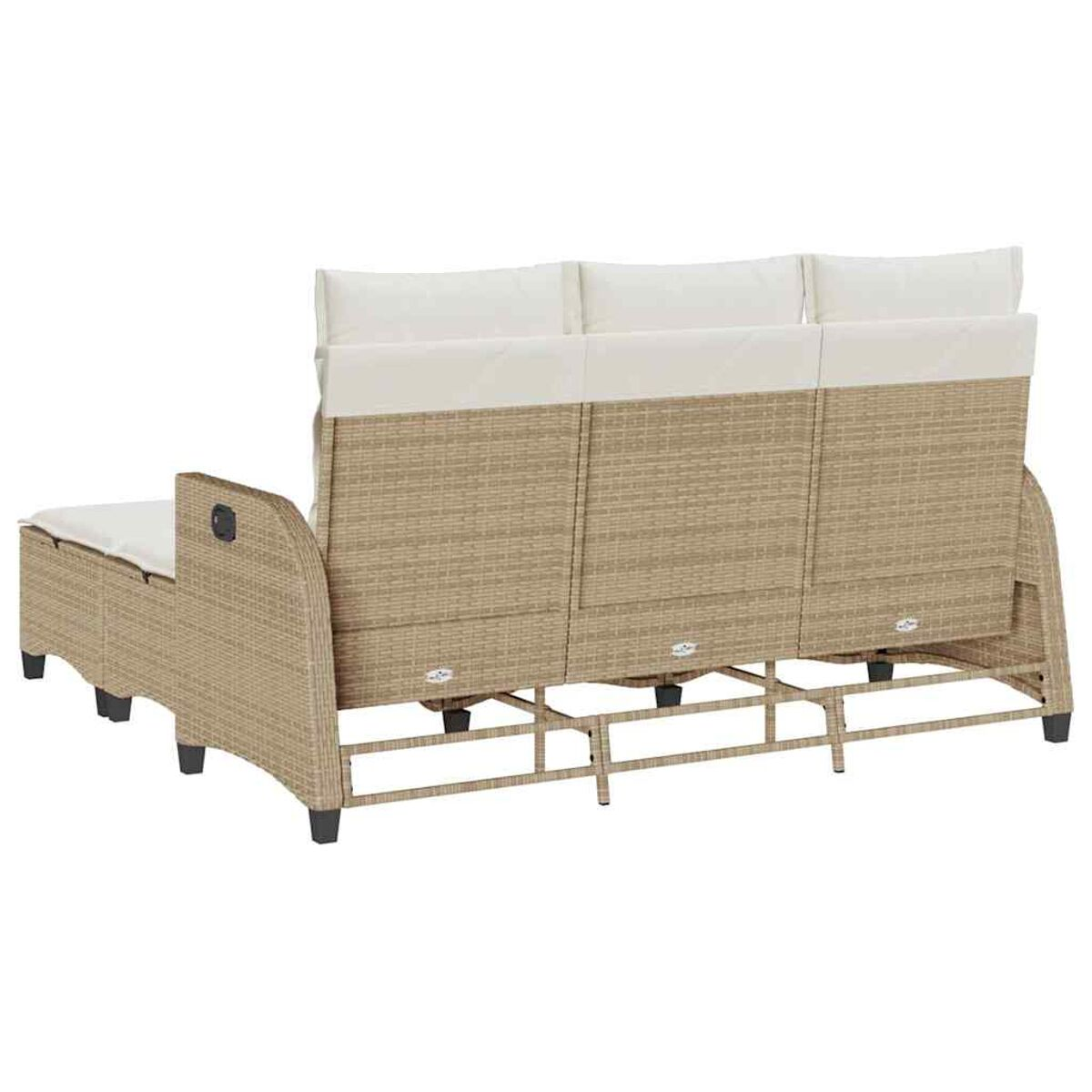 Divano esterno in vimini con cuscini color crema. Vista posteriore, trama beige. Una sezione è una chaise longue.