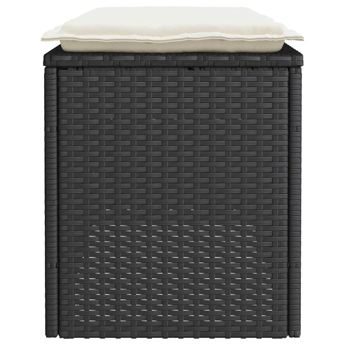 Pouff in rattan grigio scuro con cuscino bianco. Il pouff è quadrato e ha una trama intrecciata.