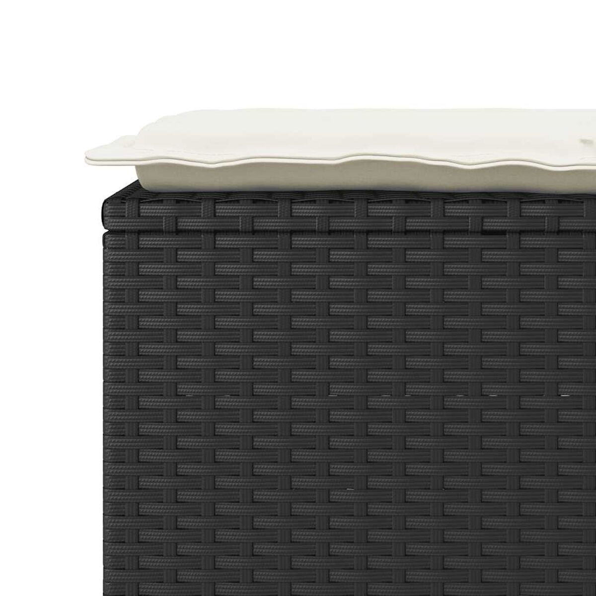 Primo piano di un contenitore in rattan nero con un cuscino bianco sopra. La trama è intrecciata.