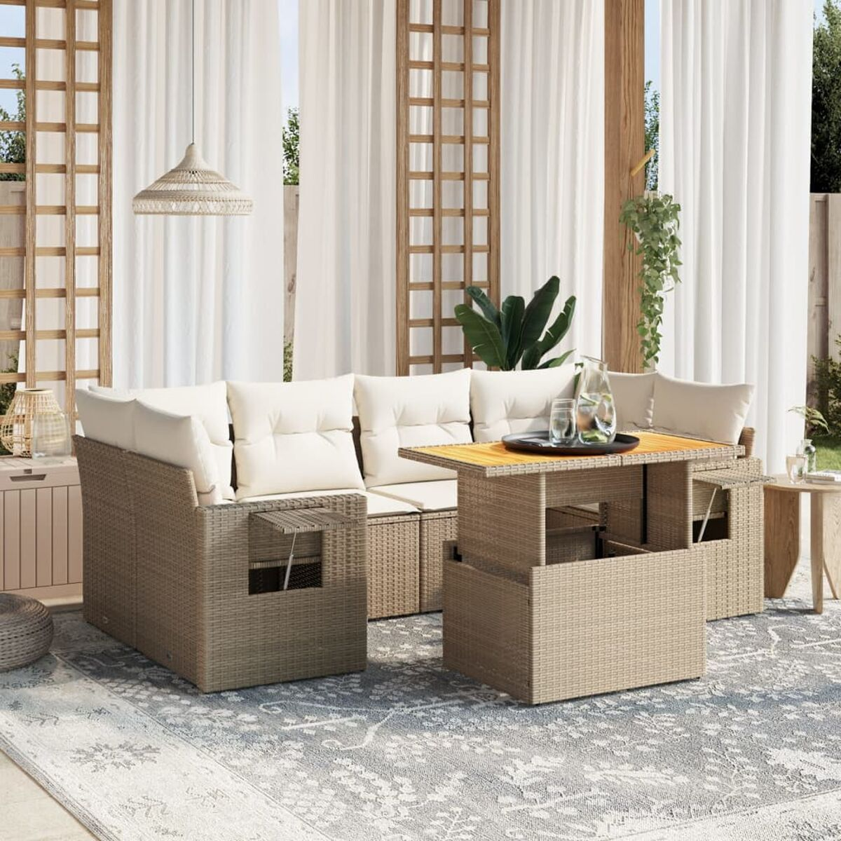Outdoor-Sofagarnitur mit beigen Kissen und einem Stehtisch auf der Terrasse.