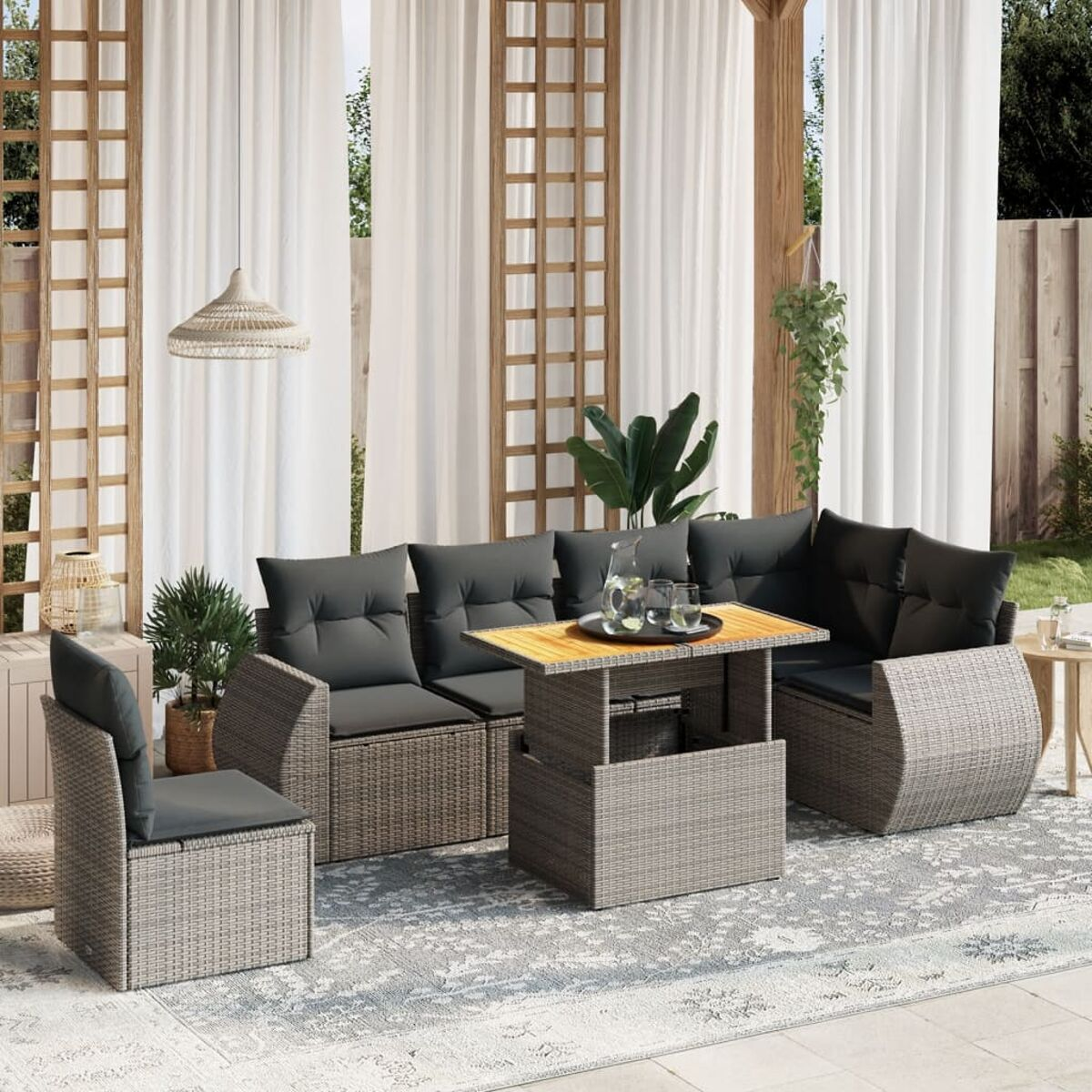Outdoor-Terrassenset mit einem grauen Sofa, zwei Stühlen und einem Couchtisch. Neutrales Farbschema.