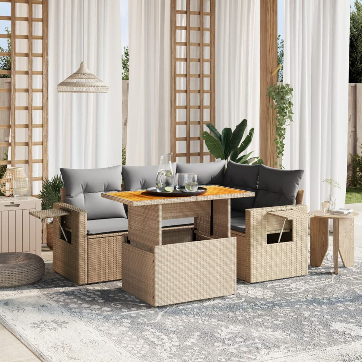 Sitzgelegenheit im Freien mit Tisch und zwei Sitzen. Der Hintergrund umfasst Vorhänge und einen Holzzaun.
