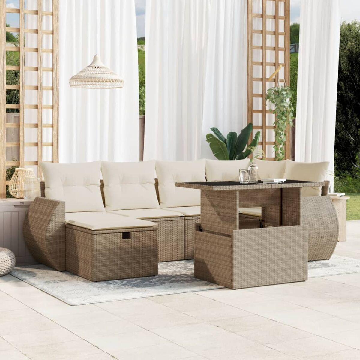 Divano componibile in rattan con cuscini beige e tavolino con piano sollevabile, esterno.