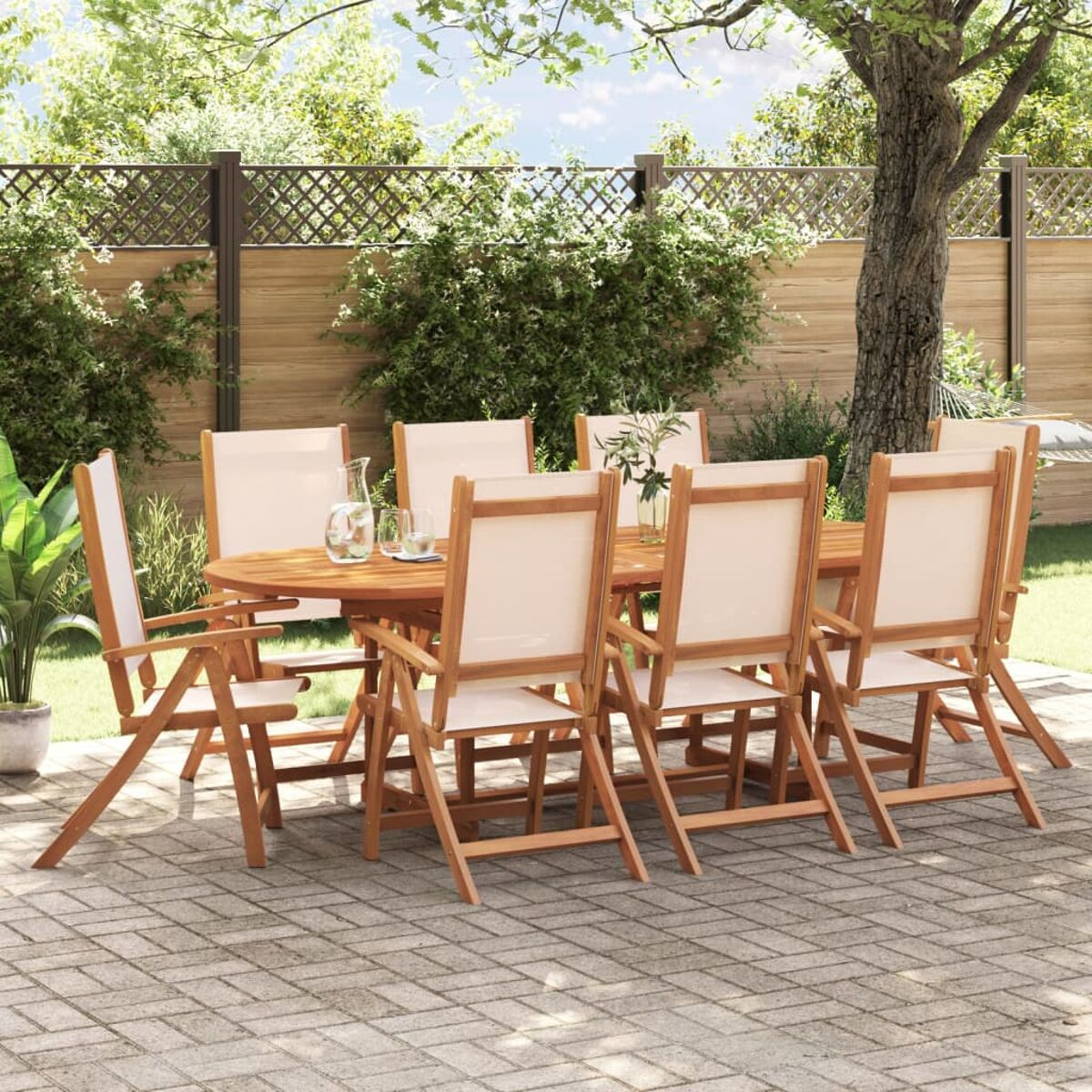 Garten-Essgruppe: Holztisch, Stühle mit cremefarbenen Stoffbezügen. Garten, Bäume und Zaun.