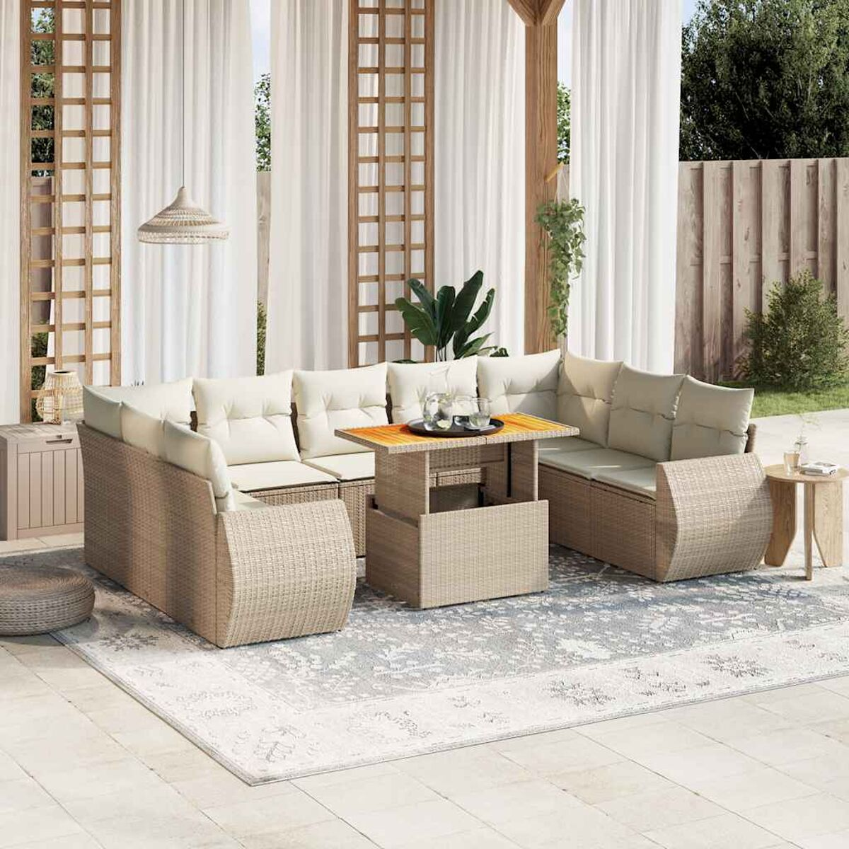 Rattan-Ecksofa für draußen mit Kissen, einem Tisch mit Hubplatte und einem Teppich.