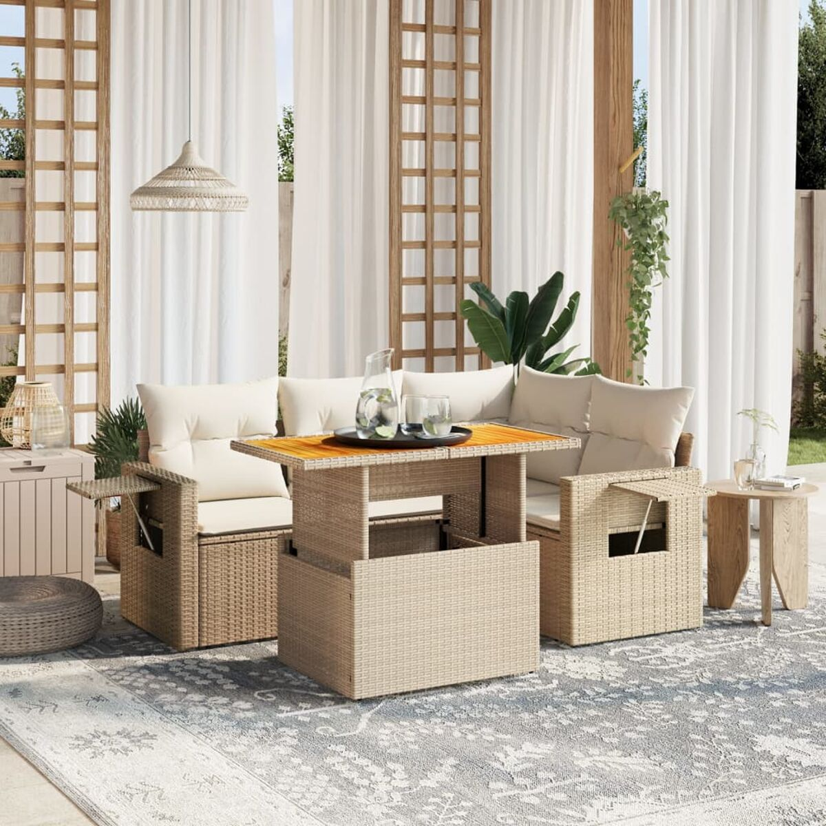 Set divano per esterni con cuscini beige e tavolo alzabile, in un patio.