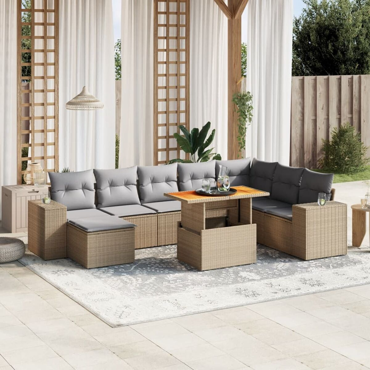 Korbsessel-Set mit grauen Kissen, Couchtisch. Outdoor-Setting mit Vorhängen und Teppich.