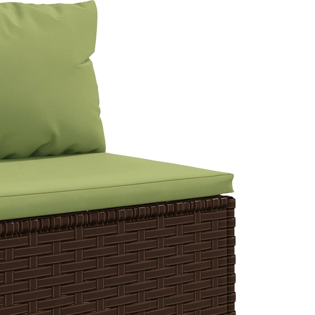 Primo piano di una panca marrone in stile vimini con cuscino verde. Sfondo bianco.