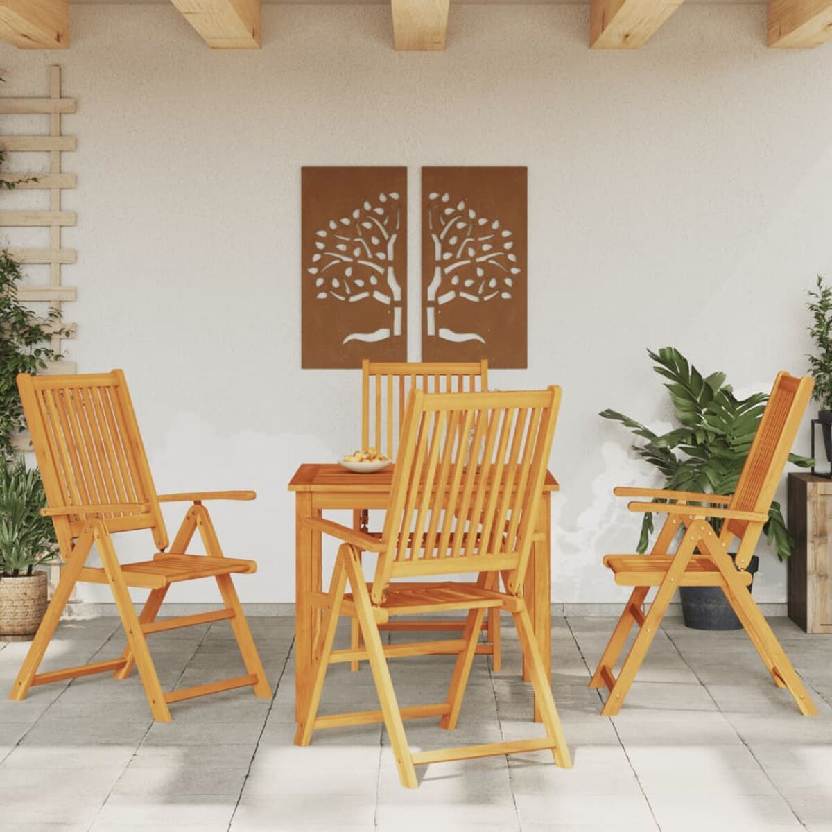 Ein Holztisch und Stühle im Freien. Dekorative Kunst hängt hinter dem Tisch.