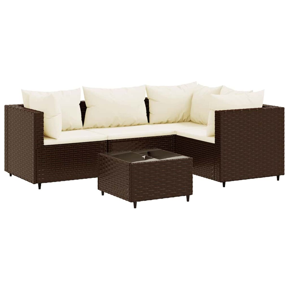 Set divano in vimini marrone con cuscini crema e tavolino.