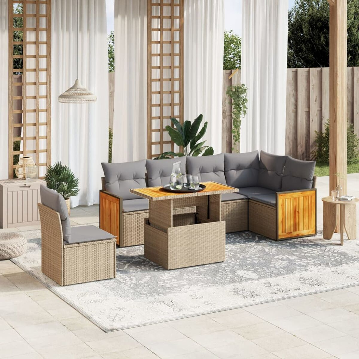 Terrassenmöbel-Set: Ecksofa, Couchtisch, Beistelltisch, Teppich. Graue Kissen, Holzakzente. Terrasse.