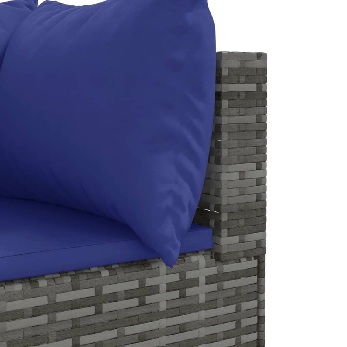 Nahaufnahme eines grauen Korbmöbelsofas mit blauen Kissen und weißem Hintergrund.