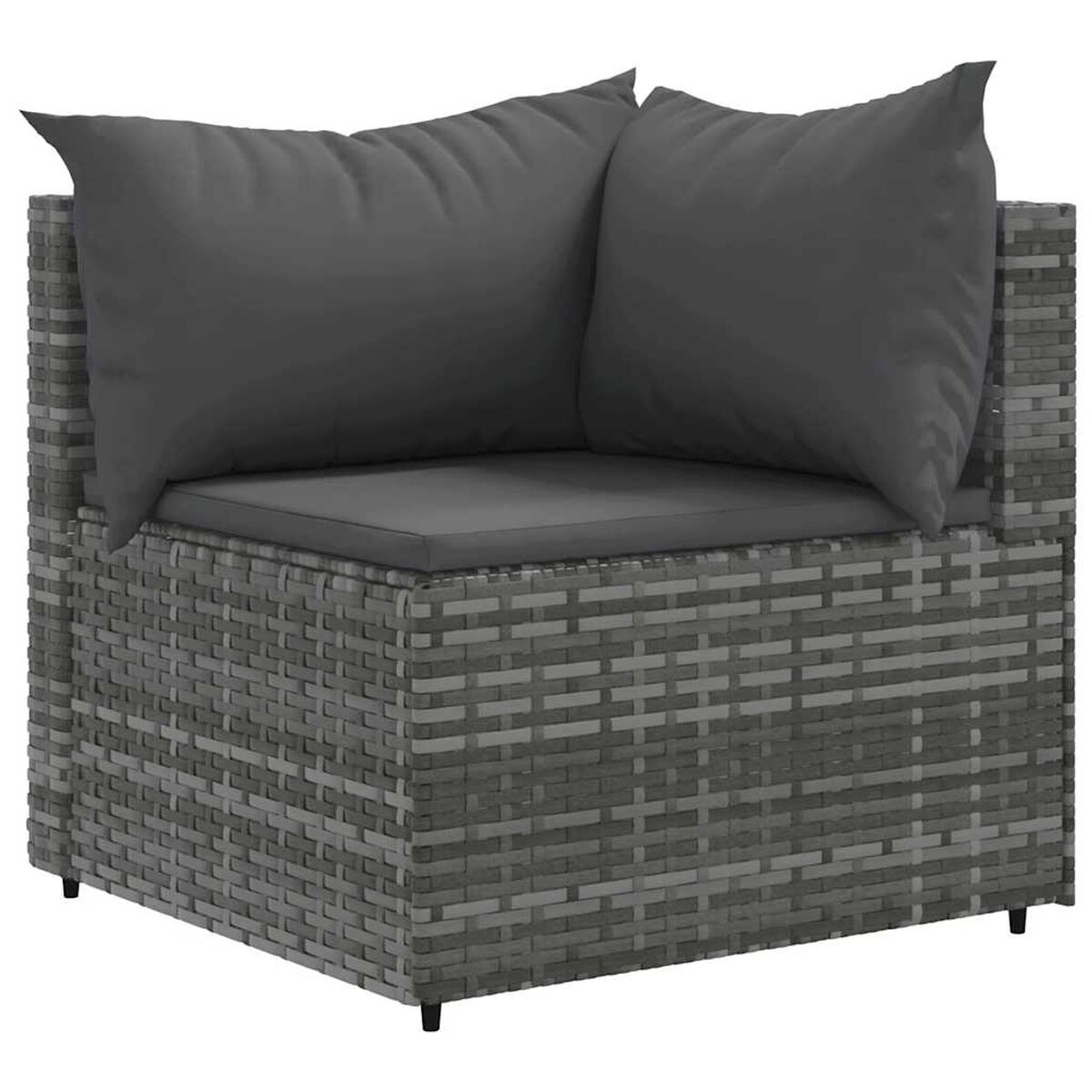 Poltrona angolare in vimini grigio con due cuscini grigio scuro. Isolato su sfondo bianco.