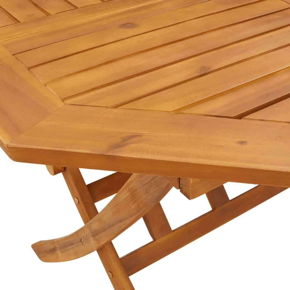 Nahaufnahme eines Holztisches. Die Holzmaserung und Konstruktionsdetails sind sichtbar.