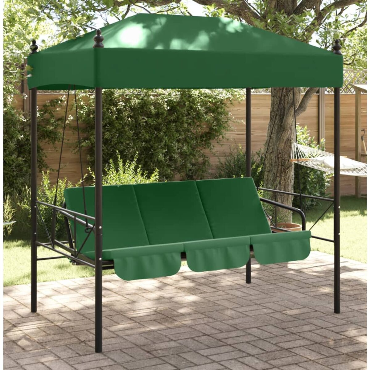 Grüne Schaukel mit Baldachin im Garten, schwarzem Rahmen und grünem Sitzbezug.