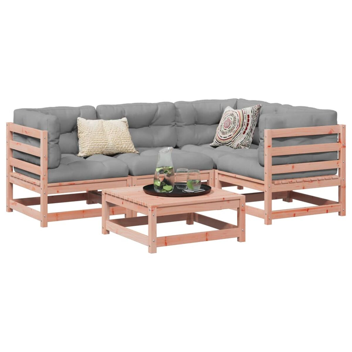 L-förmiges Outdoor-Sofa mit hellen Holzrahmen und grauen Kissen, sowie passendem Couchtisch.