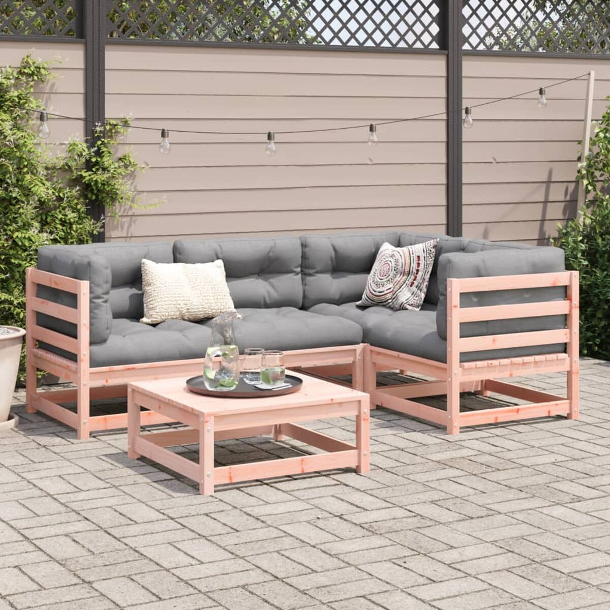 Grau gepolstertes Ecksofa mit passendem Couchtisch auf einer Terrasse.
