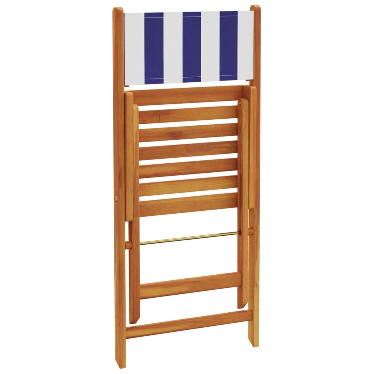 Ein zusammengeklappter Holz-Deckstuhl mit blau-weiß gestreiftem Stoffrücken, isoliert auf weißem Hintergrund.