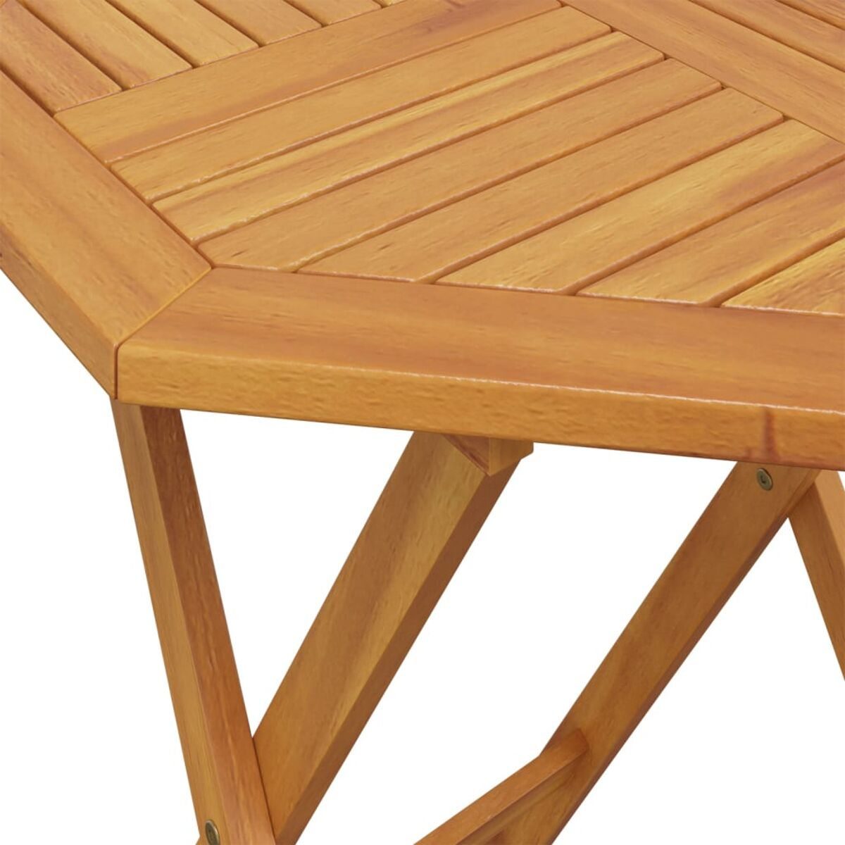 Nahaufnahme eines Holztisches mit schrägen Brettern. Der Tisch hat eine braune Farbe.