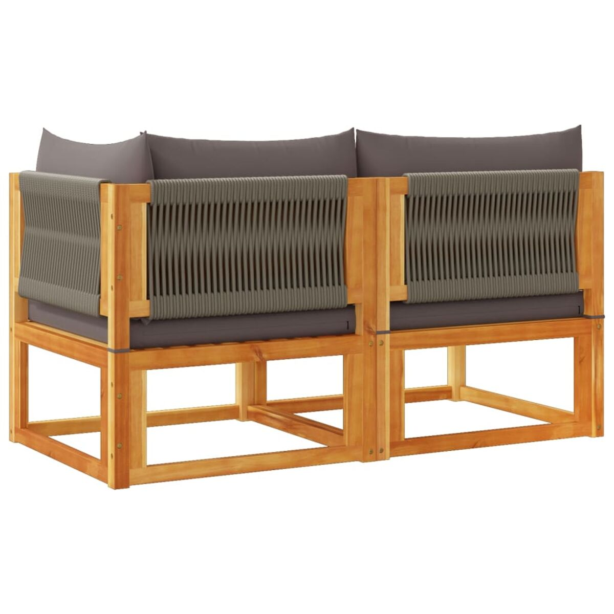 Zwei hölzerne Outdoor-Stühle. Brauner Rahmen. Graue Seilrückenlehne und Sitzfläche. Graue Kissen.