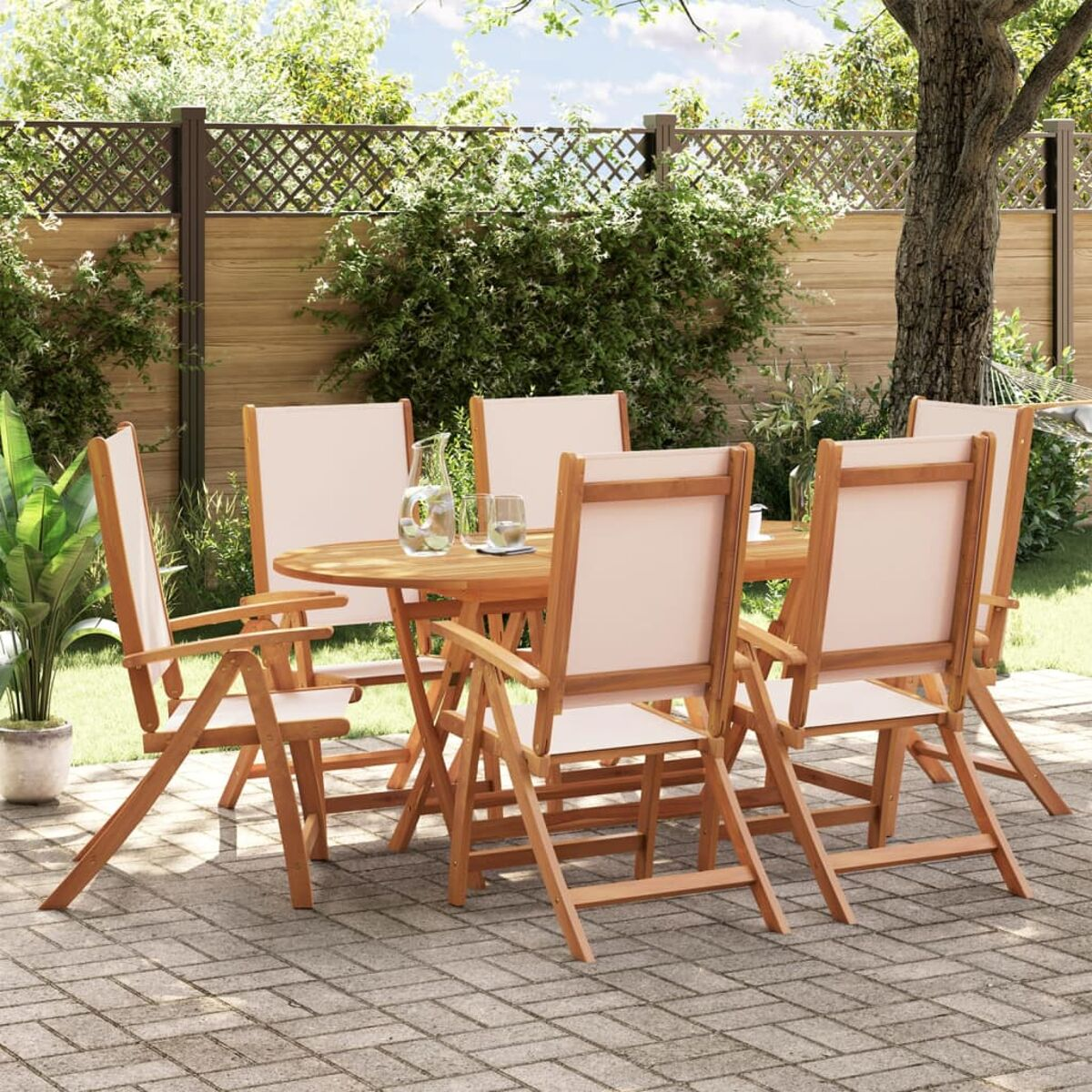 Essgruppe für draußen mit Holztisch und Stühlen auf der Terrasse.