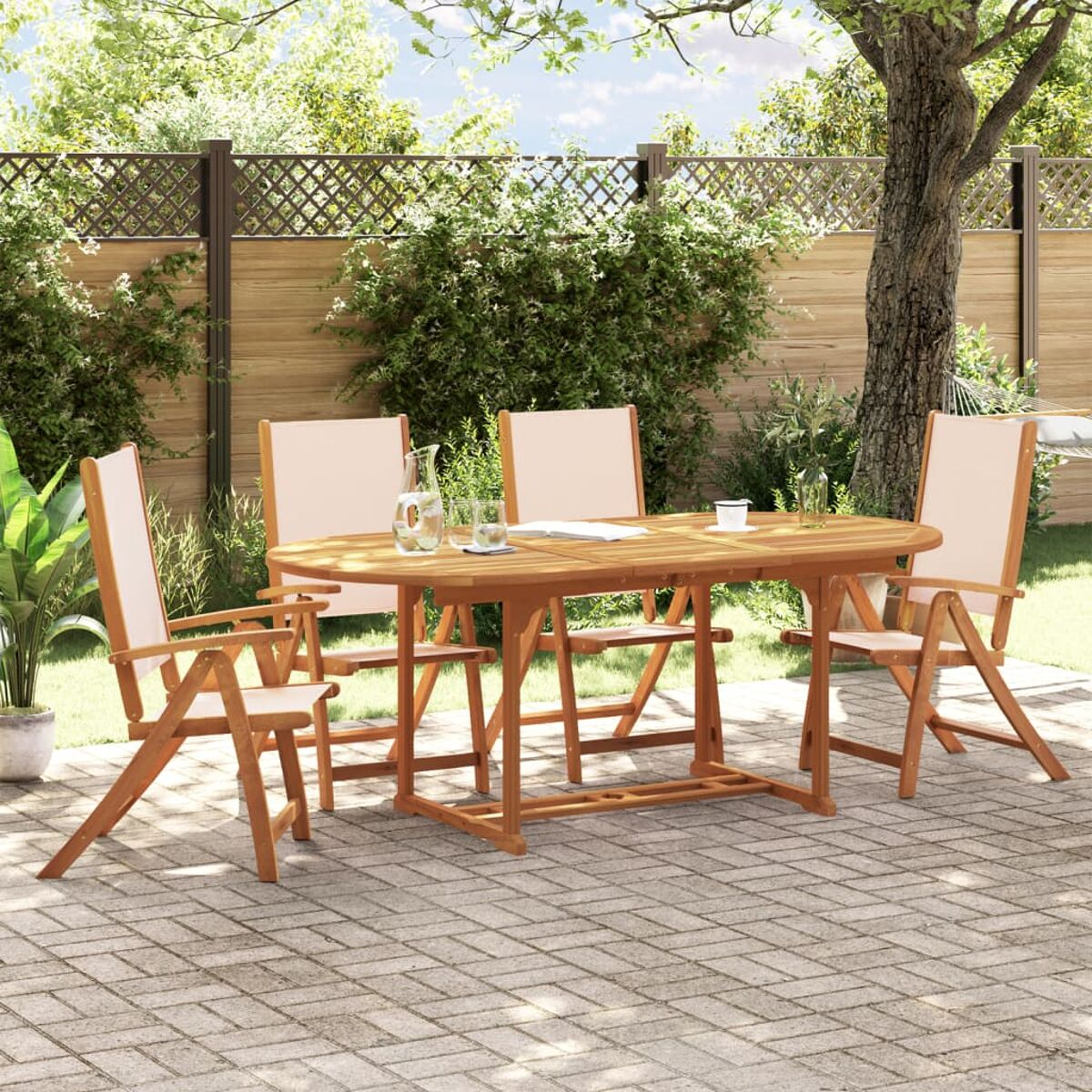 Un tavolo in legno con quattro sedie in un giardino su un patio in mattoni.