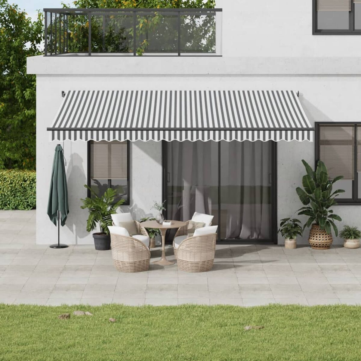 Terrasse mit gestreifter Markise, Tisch, Stühlen und Pflanzen. Ein Haus mit Balkon.