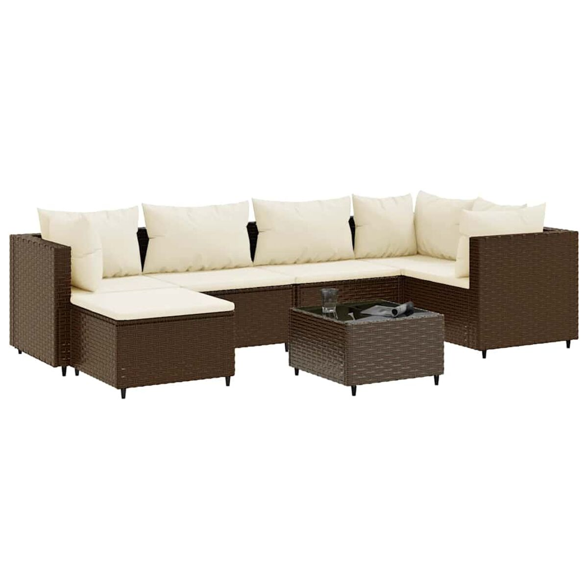 Divano angolare in rattan marrone con cuscini color crema e tavolino abbinato su sfondo bianco.