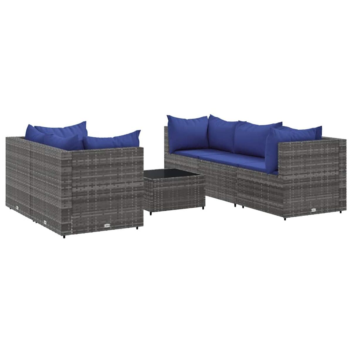 Set divani in vimini grigio con cuscini blu e tavolo. Sfondo bianco.
