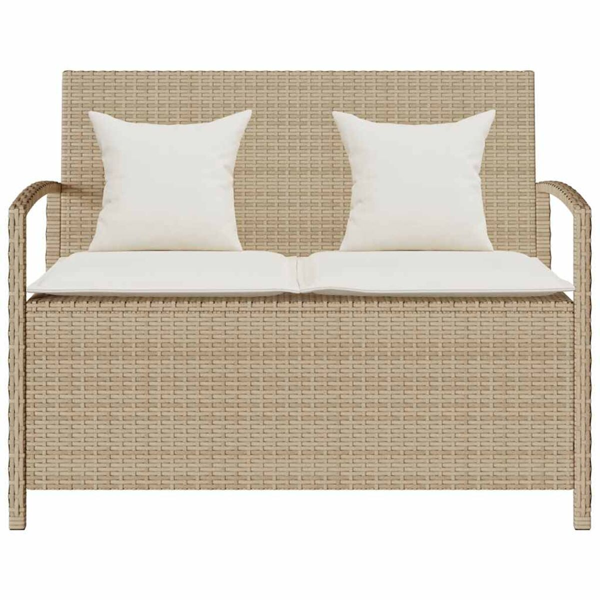 Un divano a due posti in vimini beige con due cuscini bianchi e un cuscino di seduta bianco.