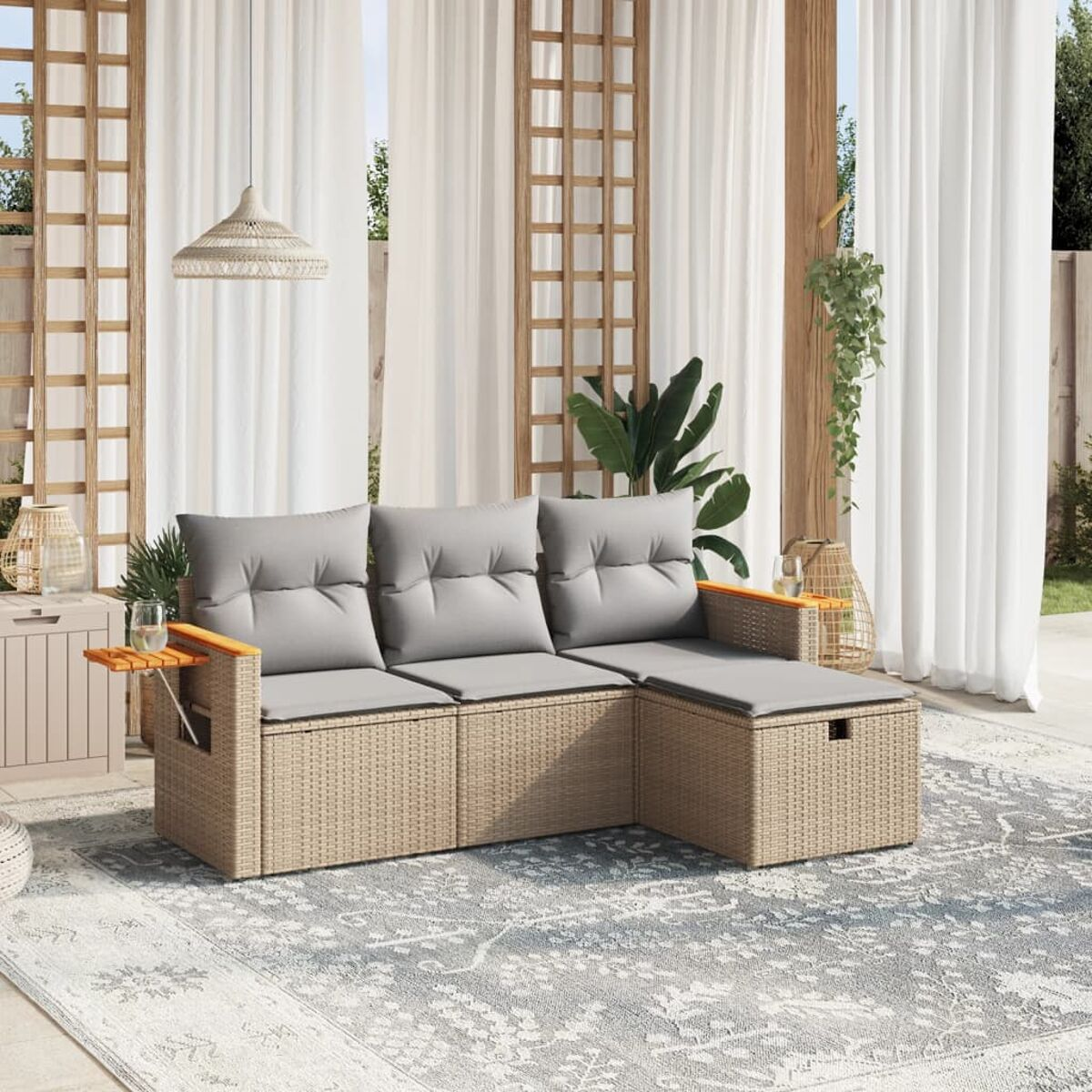 Beiges Rattan-Ecksofa mit grauen Kissen, Holzarmlehnen und Beistelltischen. Outdoor-Setting mit Teppich.