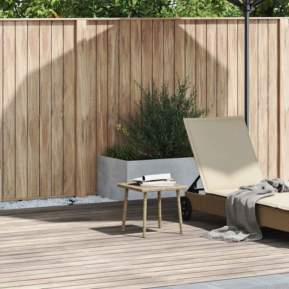 Holzzaun, Terrasse, kleiner Tisch mit Buch, Stuhl mit Handtuch und eine Pflanze im Topf im Hintergrund.