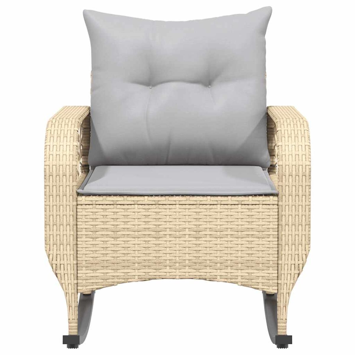 Sedia in rattan color crema con cuscino grigio.