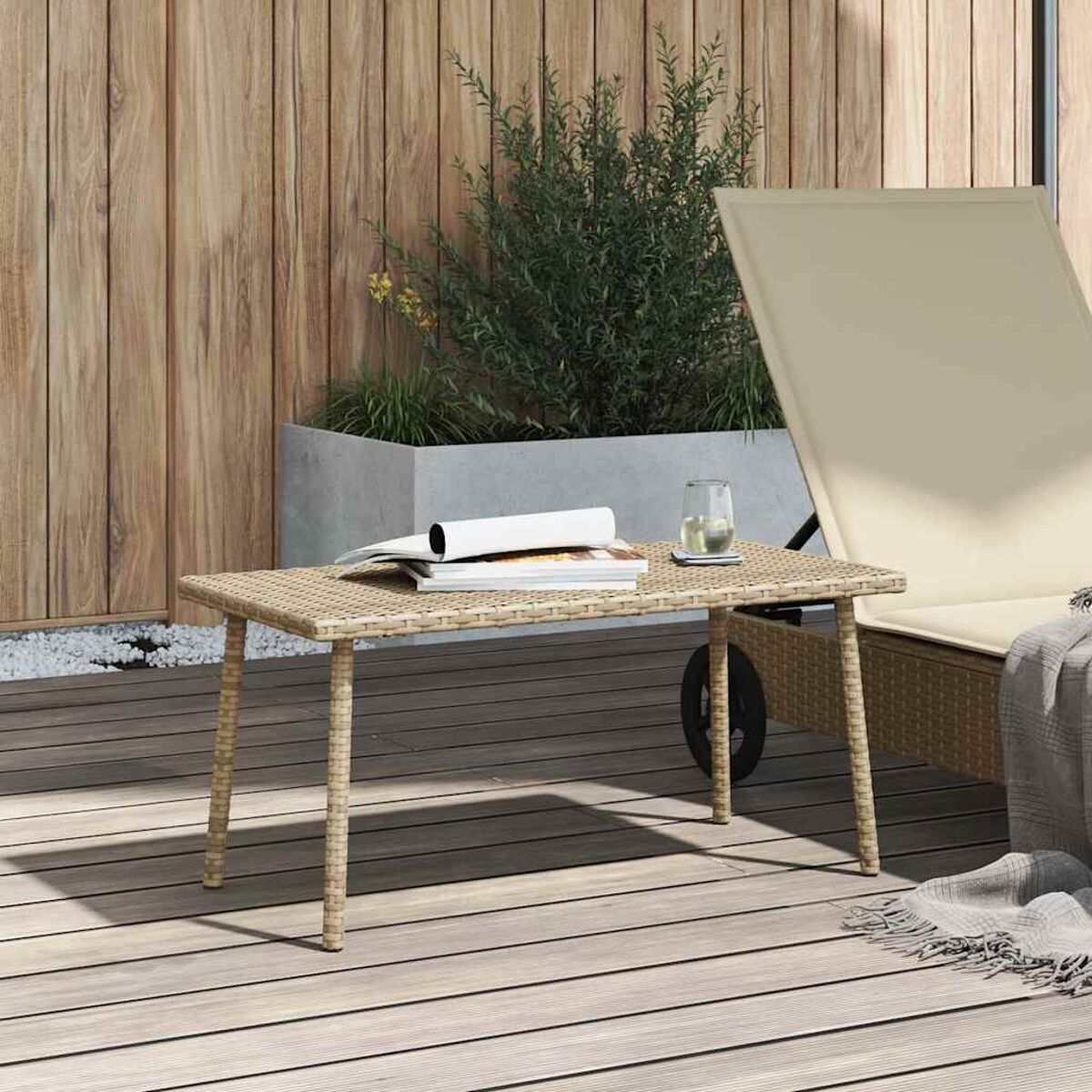 Tavolino in vimini su un terrazzo, con una rivista e una bevanda.