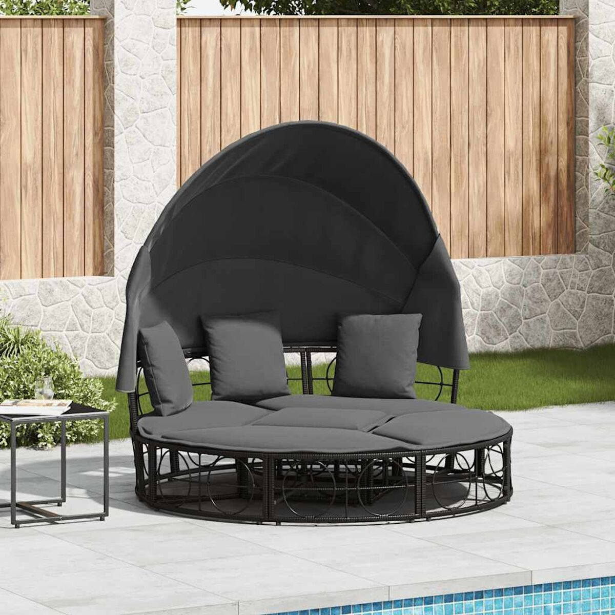 Lettino da esterno nero con baldacchino vicino a una piscina. Cuscini e cuscini grigi.