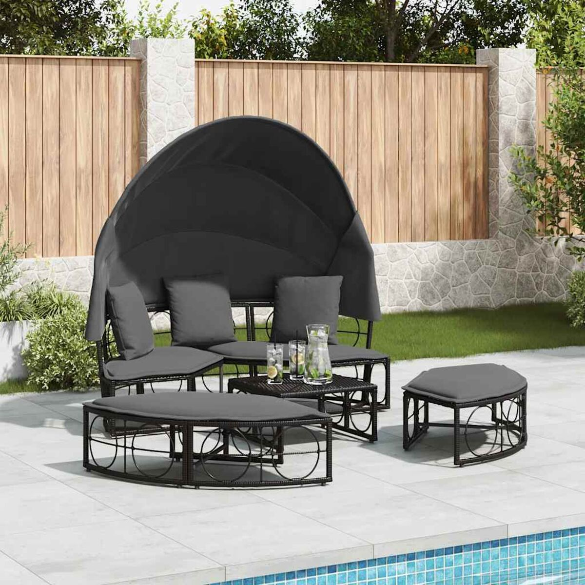 Set da esterno nero con divano, sedie, tenda da sole e tavolo a bordo piscina.