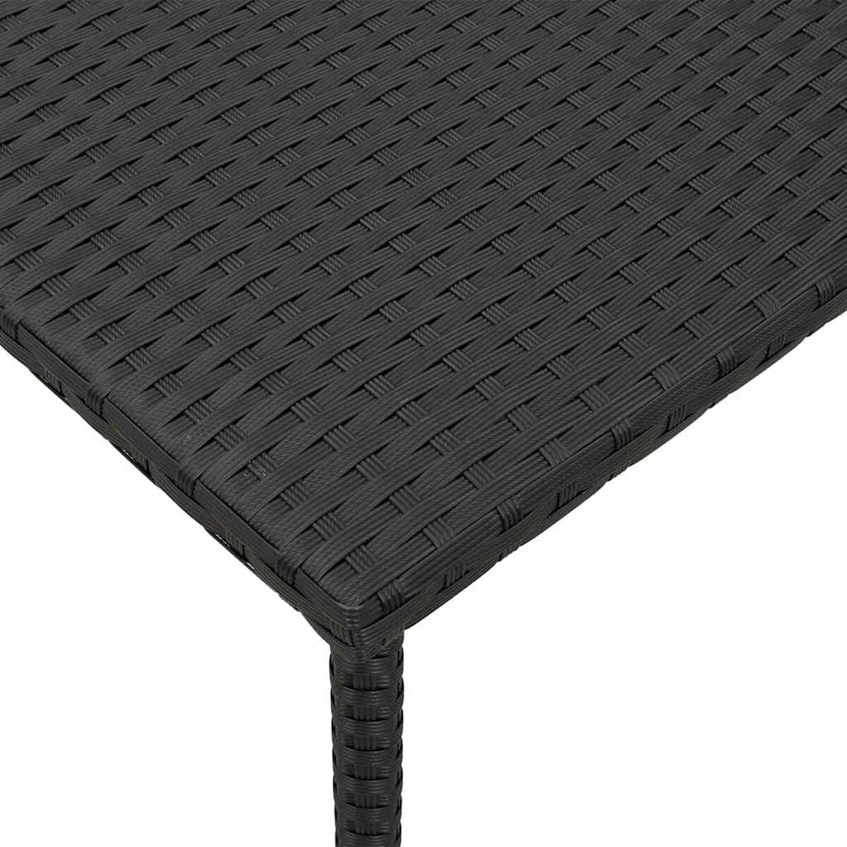 Primo piano di un tavolo da patio nero e intrecciato. La trama della superficie è visibile.