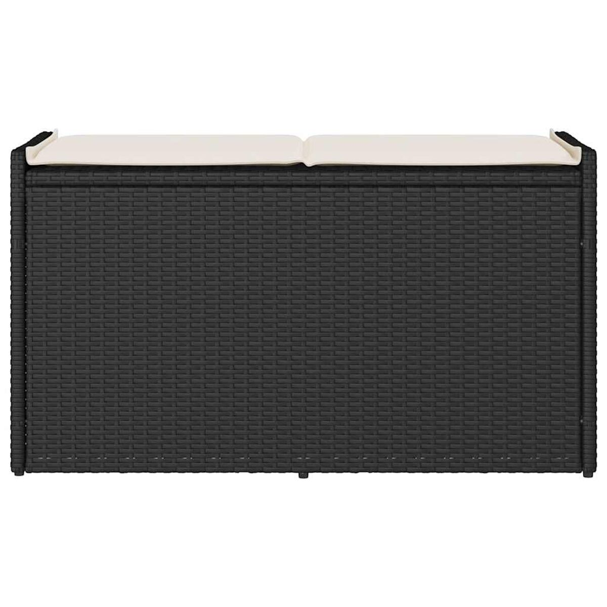 Un divanetto nero da esterno in vimini con cuscini color crema. Lo sfondo è bianco.